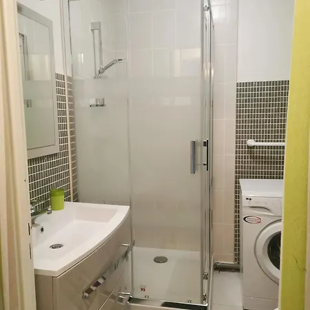 Cosy Avec Balcon Et Vue Jardin A Cyprien 25 M² Apartment *